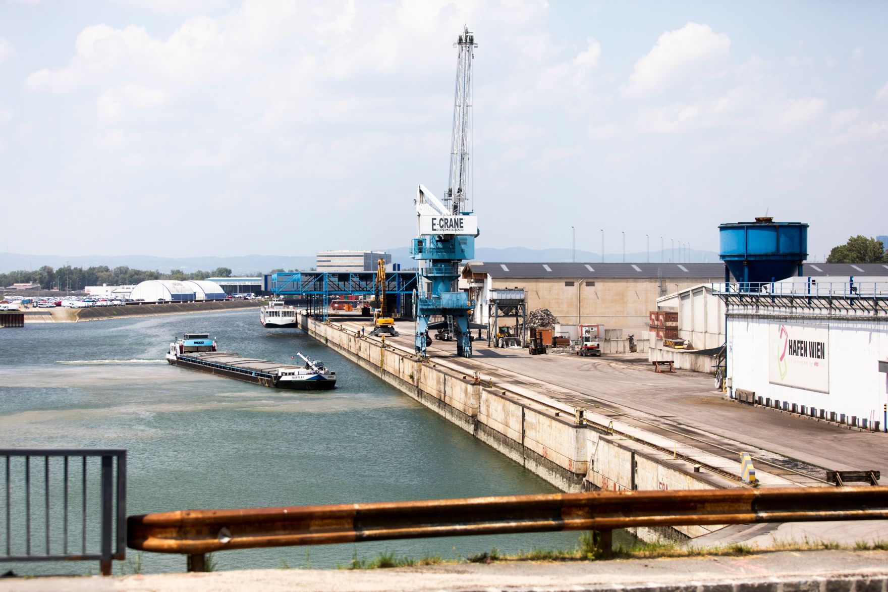 Ein Schiff auf der Wiener Donau im Hafen Wien. Schlagw&ouml;rter: Schiff, Donau, Fracht, Handel, Verkehr, Transport, Passagiere, Rat f&uuml;r Verkehr, Telekommunikation und Energie, TTE, Rat f&uuml;r Wirtschaft und Finanzen, ECOFIN