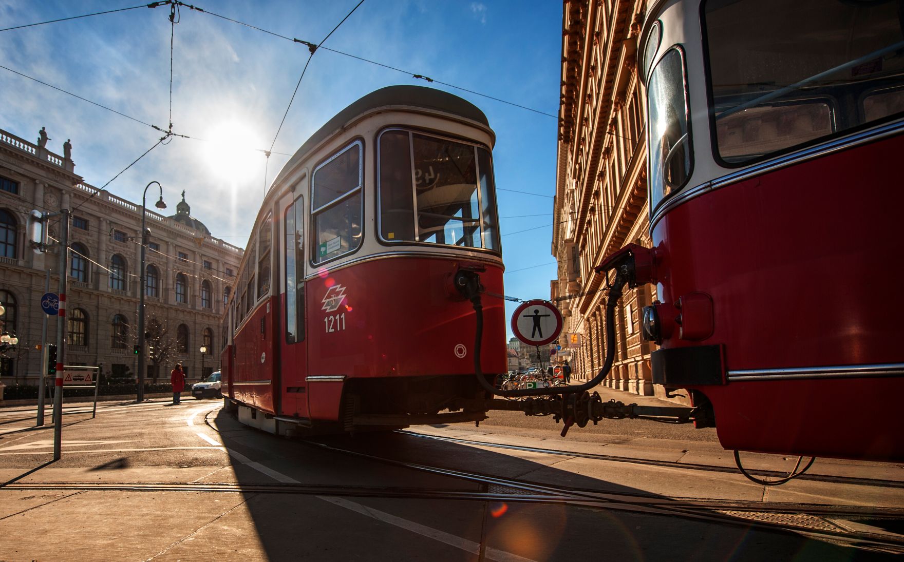 Eine Stra&szlig;enbahn bei der Einfahrt in eine Station. Schlagw&ouml;rter: Stra&szlig;enbahn, Waggons, Wien, Tram, Volkstheater, Bellaria, Rat f&uuml;r Verkehr, Telekommunikation und Energie, TTE