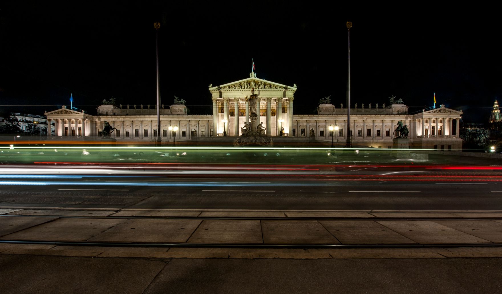 Das Parlament bei Nacht. Schlagw&ouml;rter: Parlament, Wien, Nacht, Verkehr, Lichter, Langzeitbelichtung, Rat f&uuml;r Verkehr, Telekommunikation und Energie, TTE