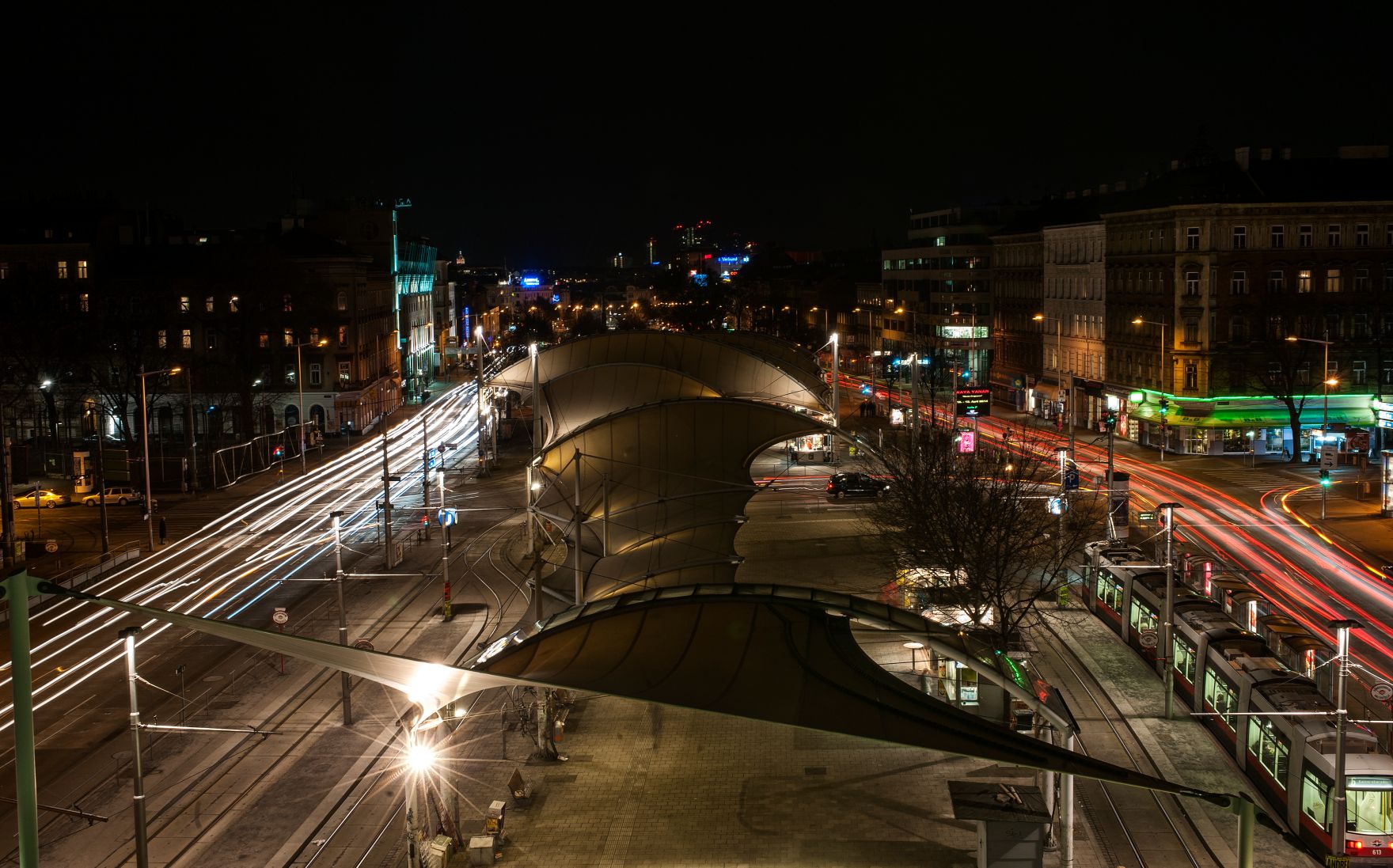 Der Wiener G&uuml;rtel bei Nacht. Schlagw&ouml;rter: G&uuml;rtel, Wien, Nacht, Verkehr, Lichter, Kreuzung, Langzeitbelichtung, Rat f&uuml;r Verkehr, Telekommunikation und Energie, TTE
