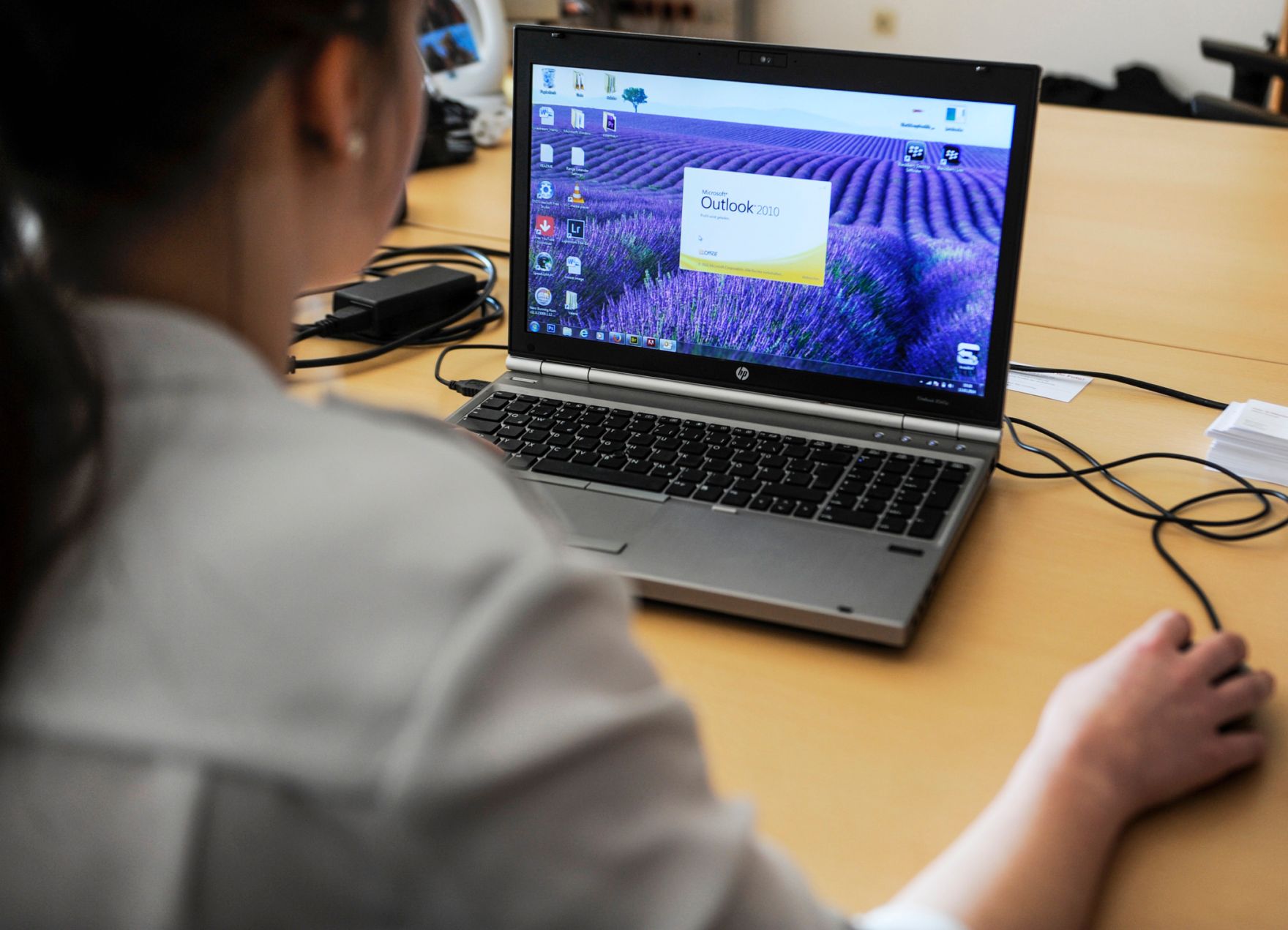 Eine Frau bei der Arbeit. Schlagworte: Arbeitsplatz, Bildschirm, Computer, Ger&auml;t, Laptop, Technik, Wirtschaft