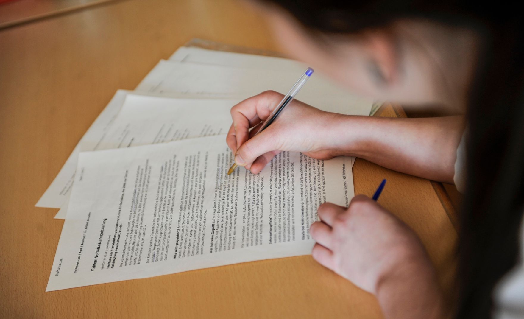 Eine Frau bei der Arbeit. Schlagworte: Arbeitsplatz, H&auml;nde, Kugelschreiber, Papier, schreiben, Stift, Text, Wirtschaft, Zettel