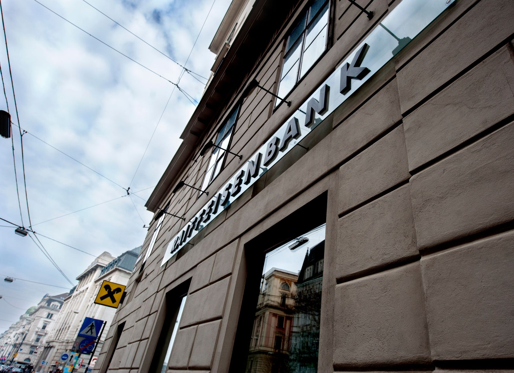 Eine Raiffeisenbank beim Schottentor. Schlagworte: Bank, Fenster, Geb&auml;ude, Himmel, Wirtschaft