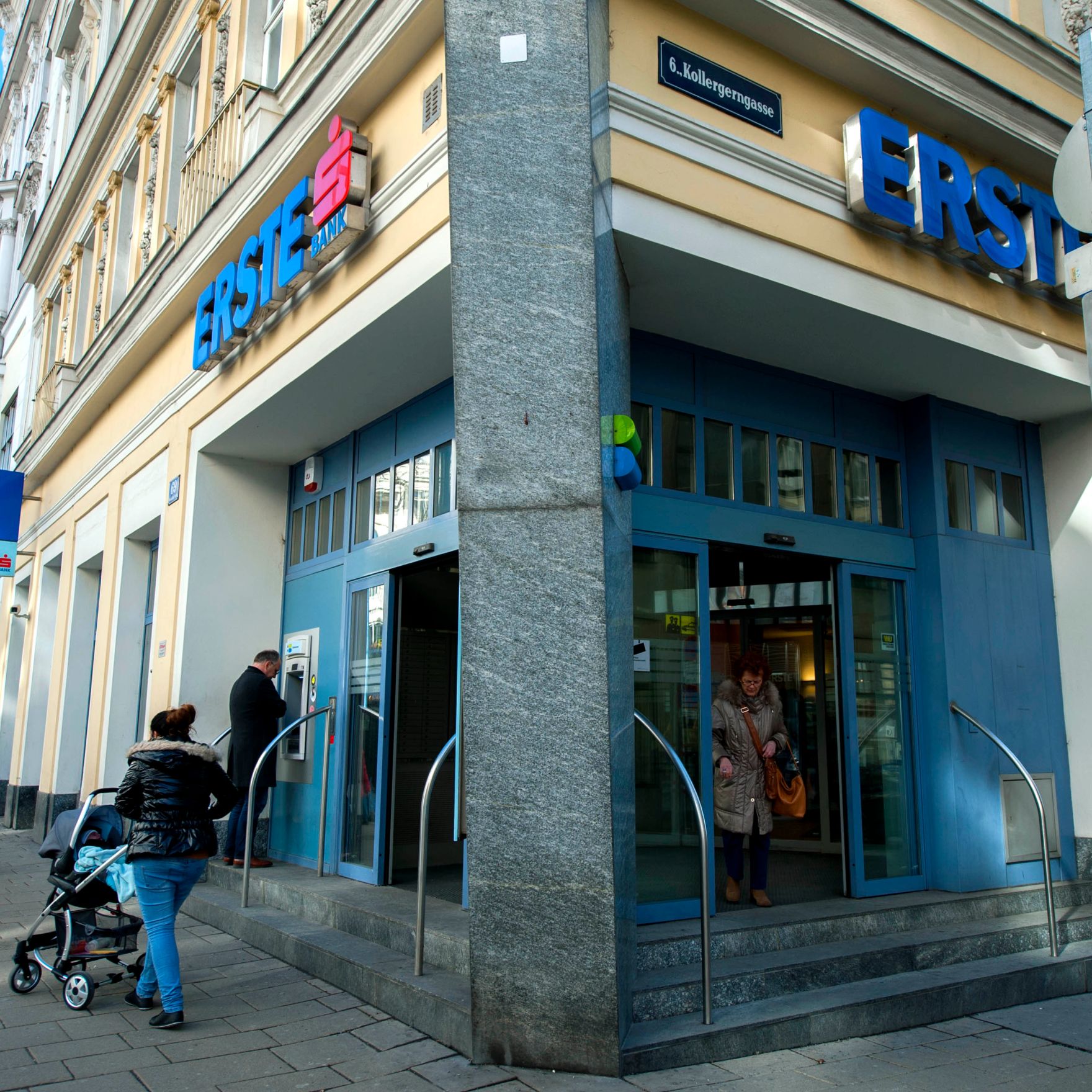 Eine Erste Bank in der Kollergerngasse. Schlagworte: Ecke, Geb&auml;ude, Stiege, T&uuml;ren, Wirtschaft