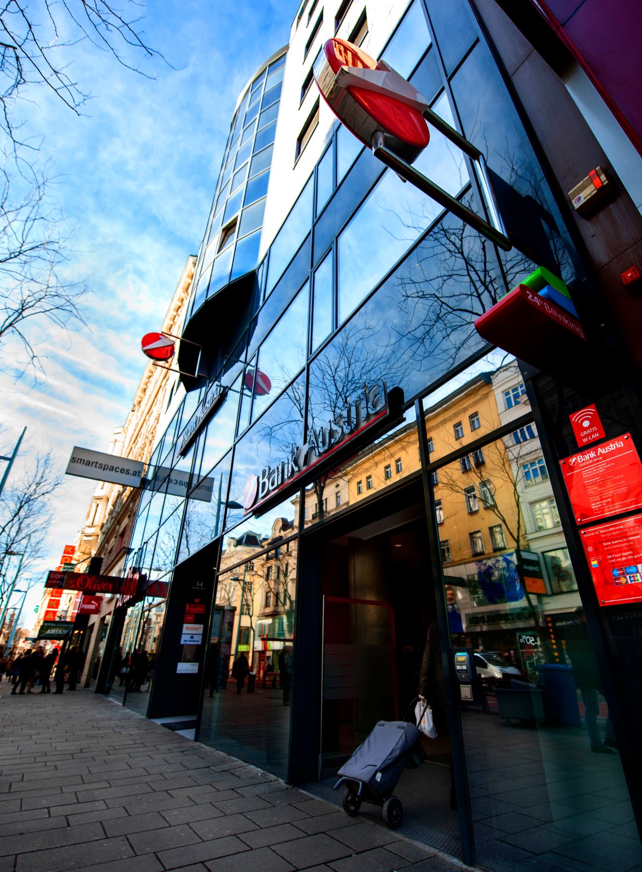 Eine Bank Austria auf der Mariahilferstra&szlig;e. Schlagworte: Geb&auml;ude, Spiegelung, T&uuml;re, Wirtschaft