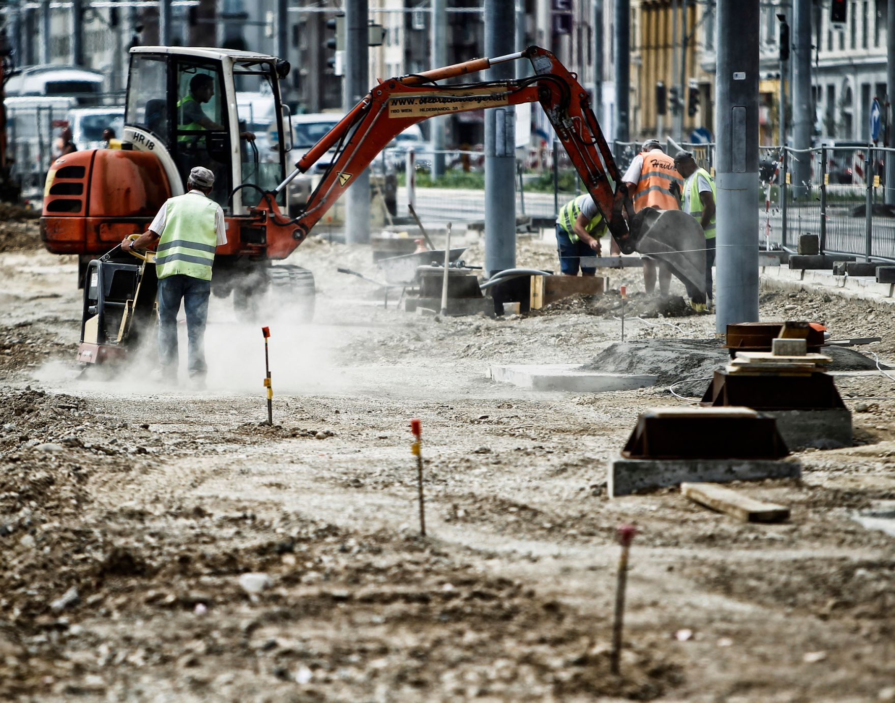 Ein Bagger auf der Baustelle des &Ouml;BB Hauptbahnhofes in Wien. Schlagworte: Arbeiter, Bagger, Baustelle, Fahrzeug, Menschen, Wirtschaft