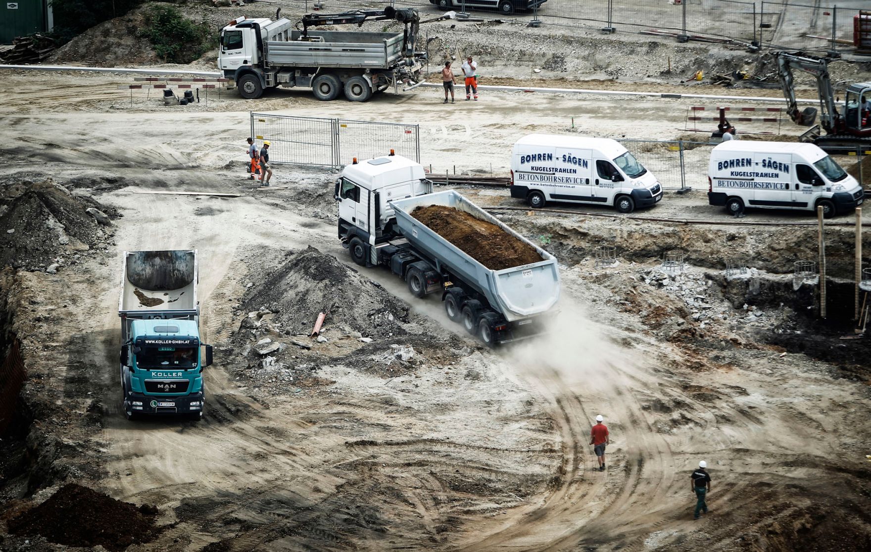 Fahrzeuge auf der Baustelle des &Ouml;BB Hauptbahnhofes in Wien. Schlagworte: Arbeiter, Auto, Bagger, Baustelle, Fahrzeuge, Kr&auml;ne, LKW, Menschen, PKW, Wirtschaft