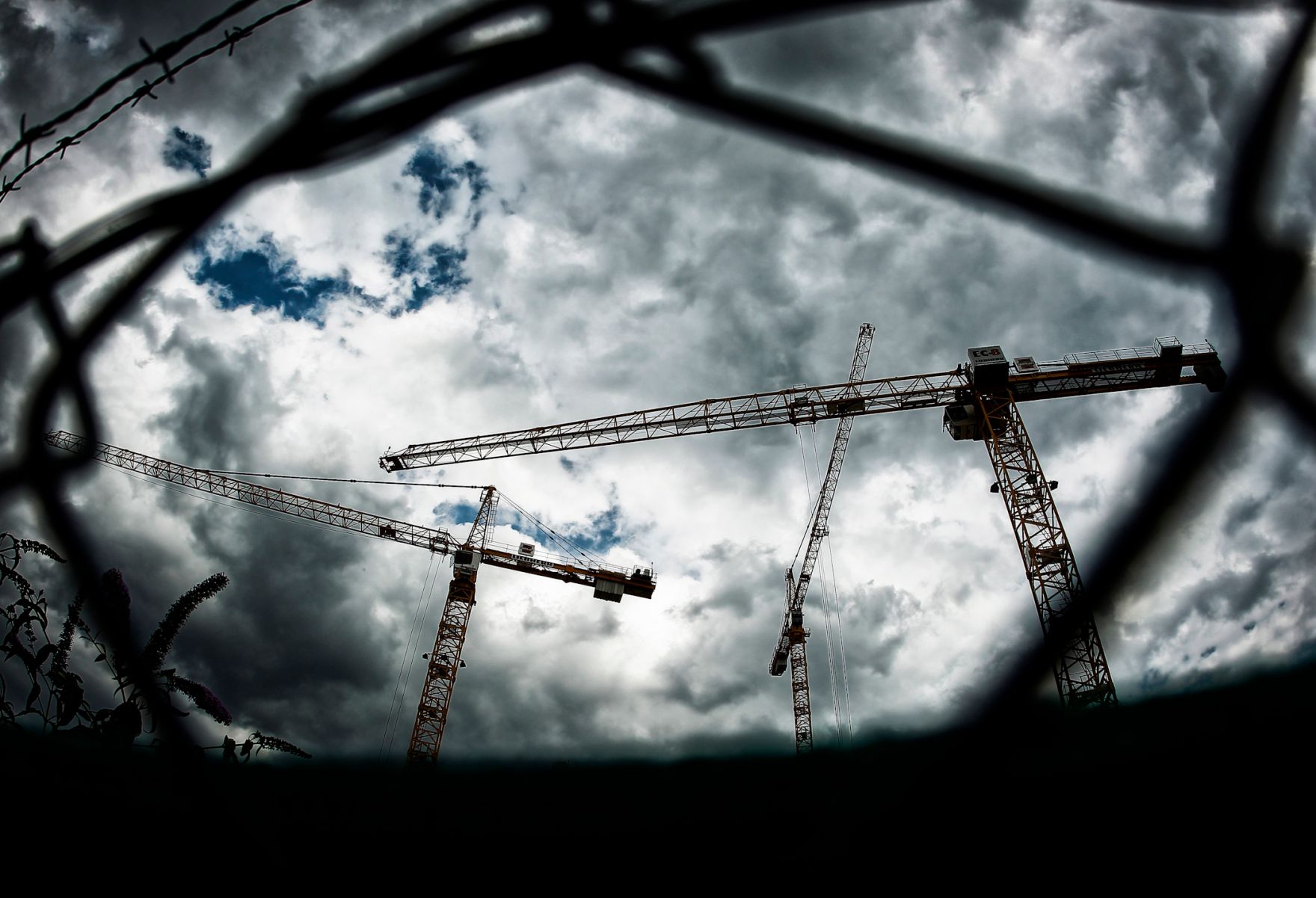 Die Baustelle des &Ouml;BB Hauptbahnhofes in Wien. Schlagworte: Baustelle, Fahrzeuge, Himmel, Kr&auml;ne, Wirtschaft, Wolken
