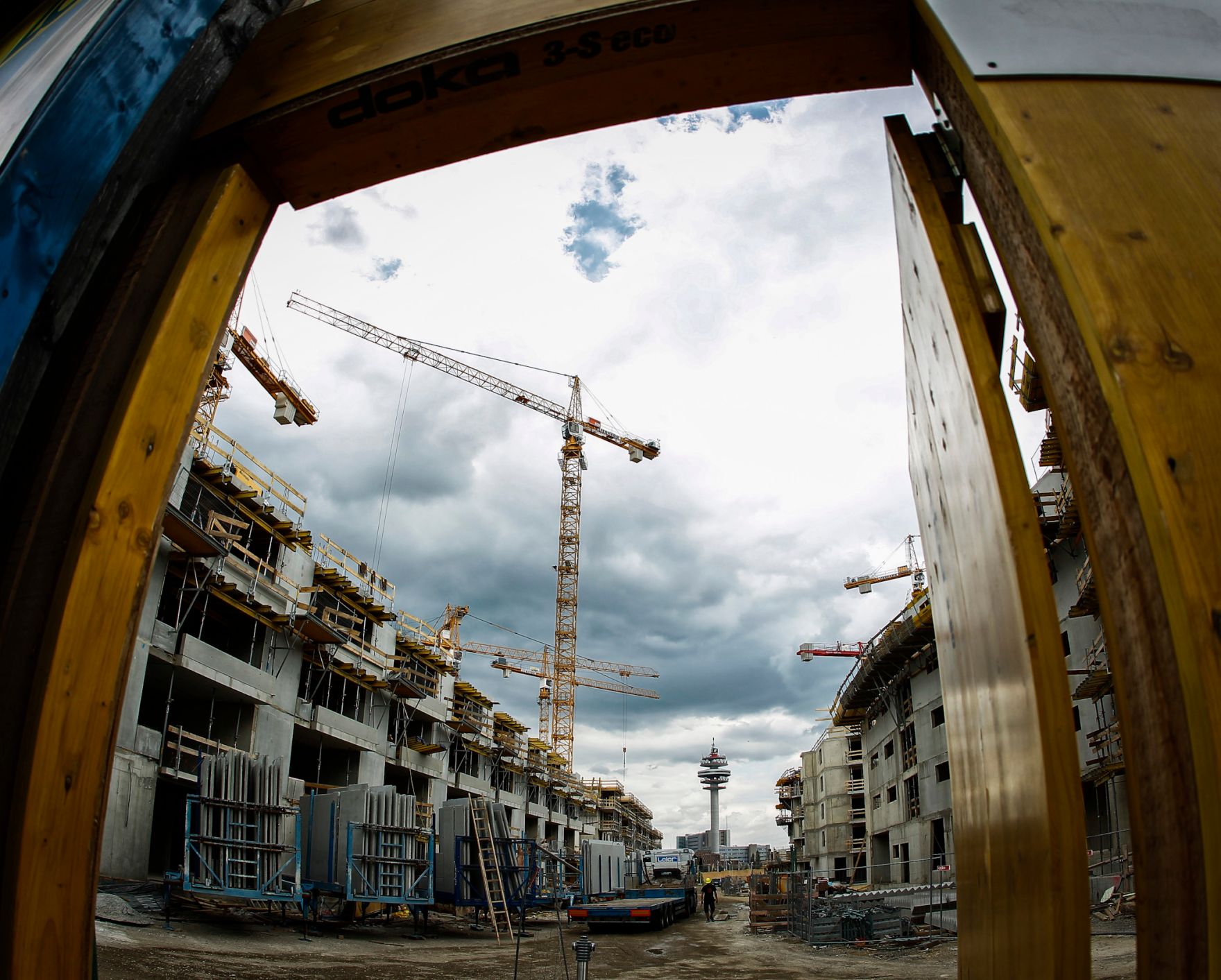 Die Baustelle des &Ouml;BB Hauptbahnhofes in Wien. Schlagworte: Auto, Baustelle, Fahrzeuge, Geb&auml;ude, Himmel, Kr&auml;ne, LKW, Wirtschaft, Wolken