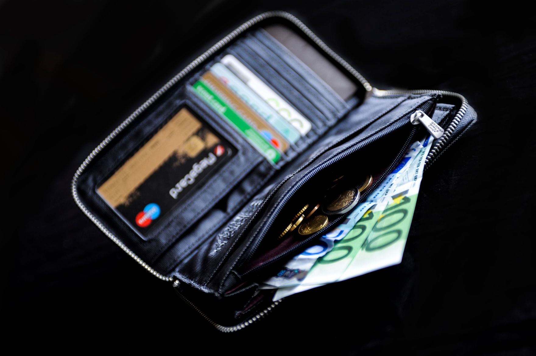 Verschiedene Eurogeldscheine und -m&uuml;nzen in einer Geldb&ouml;rse. Schlagworte: Euro, Geld, Geldb&ouml;rse, M&uuml;nzen, Scheine, Wirtschaft