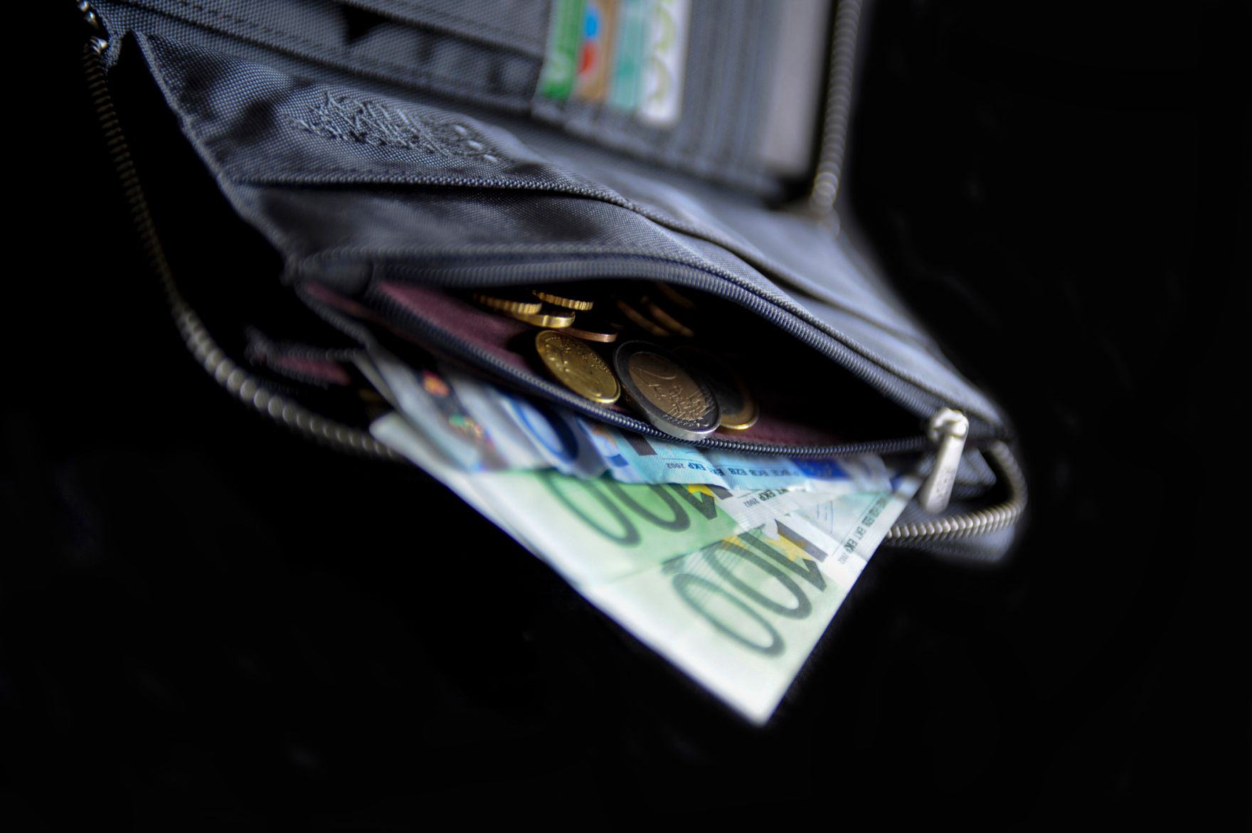 Verschiedene Eurogeldscheine und -m&uuml;nzen in einer Geldb&ouml;rse. Schlagworte: Euro, Geld, Geldb&ouml;rse, M&uuml;nzen, Scheine, Wirtschaft