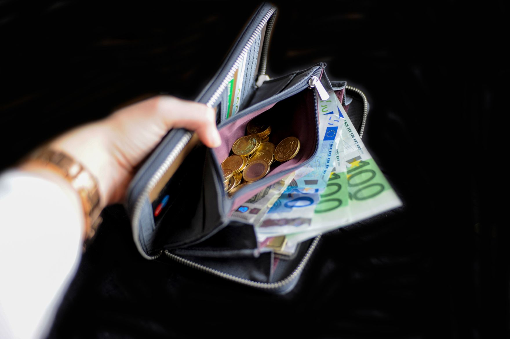 Geldscheine in einer Geldb&ouml;rse. Schlagworte: Euro, Geld, Geldb&ouml;rse, M&uuml;nzen, Scheine, Wirtschaft