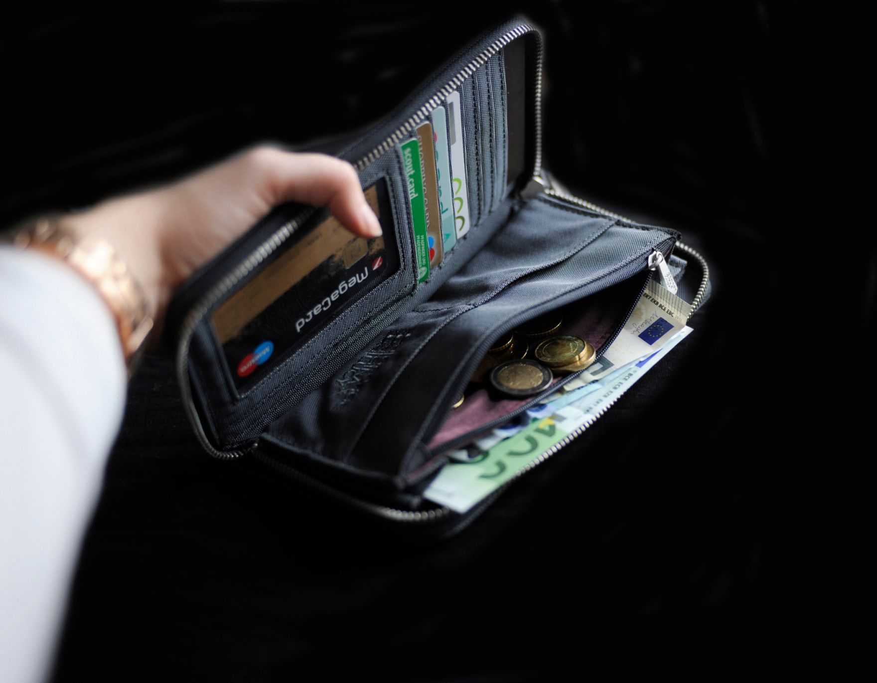 Verschiedene Eurogeldscheine und -m&uuml;nzen in einer Geldb&ouml;rse. Schlagworte: Euro, Geld, Geldb&ouml;rse, Scheine, Wirtschaft