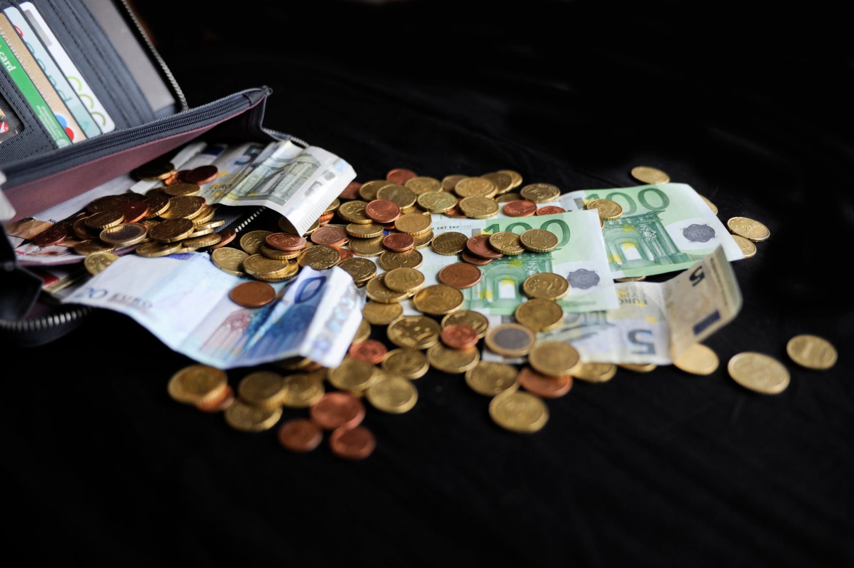 Verschiedene Eurogeldscheine und -m&uuml;nzen. Schlagworte: Euro, Geld, Geldb&ouml;rse, M&uuml;nzen, Scheine, Wirtschaft