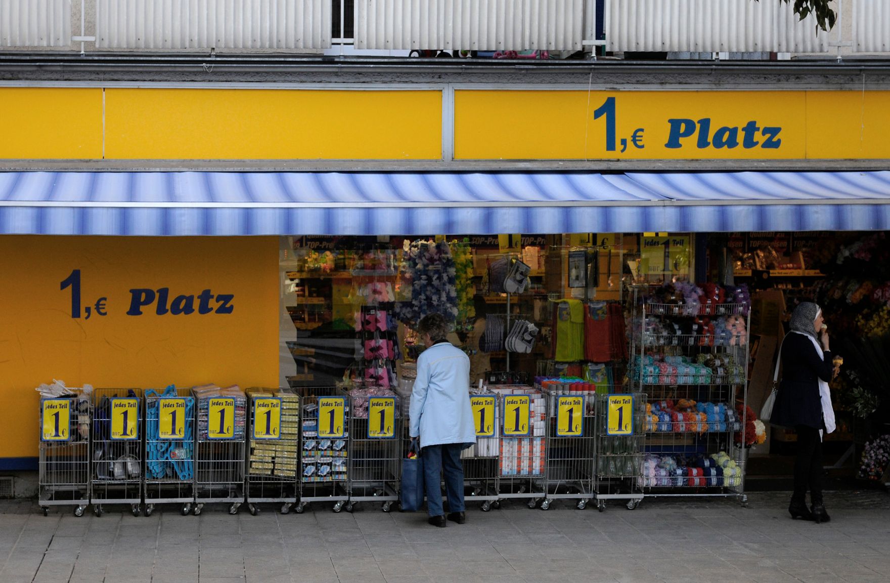 Ein 1 &euro; Shop in Meidling. Schlagworte: 1 Euro, Platz, Geb&auml;ude, Gesch&auml;ft, Stadtlandschaft, Wirtschaft