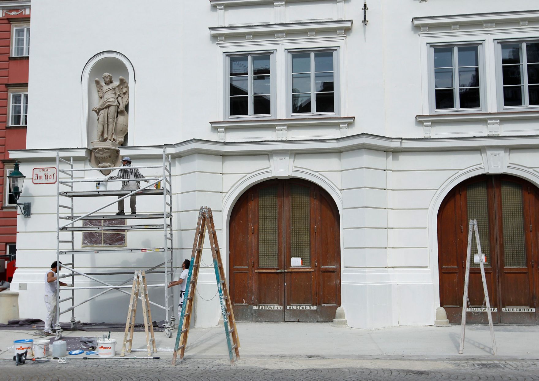 Malerarbeiten an der Fassade der Feuerwehrzentrale Am Hof. Schlagworte: Arbeiter, Fenster, Geb&auml;ude, Ger&uuml;st, Leiter, Maler, Menschen, Stadtlandschaft, Wirtschaft