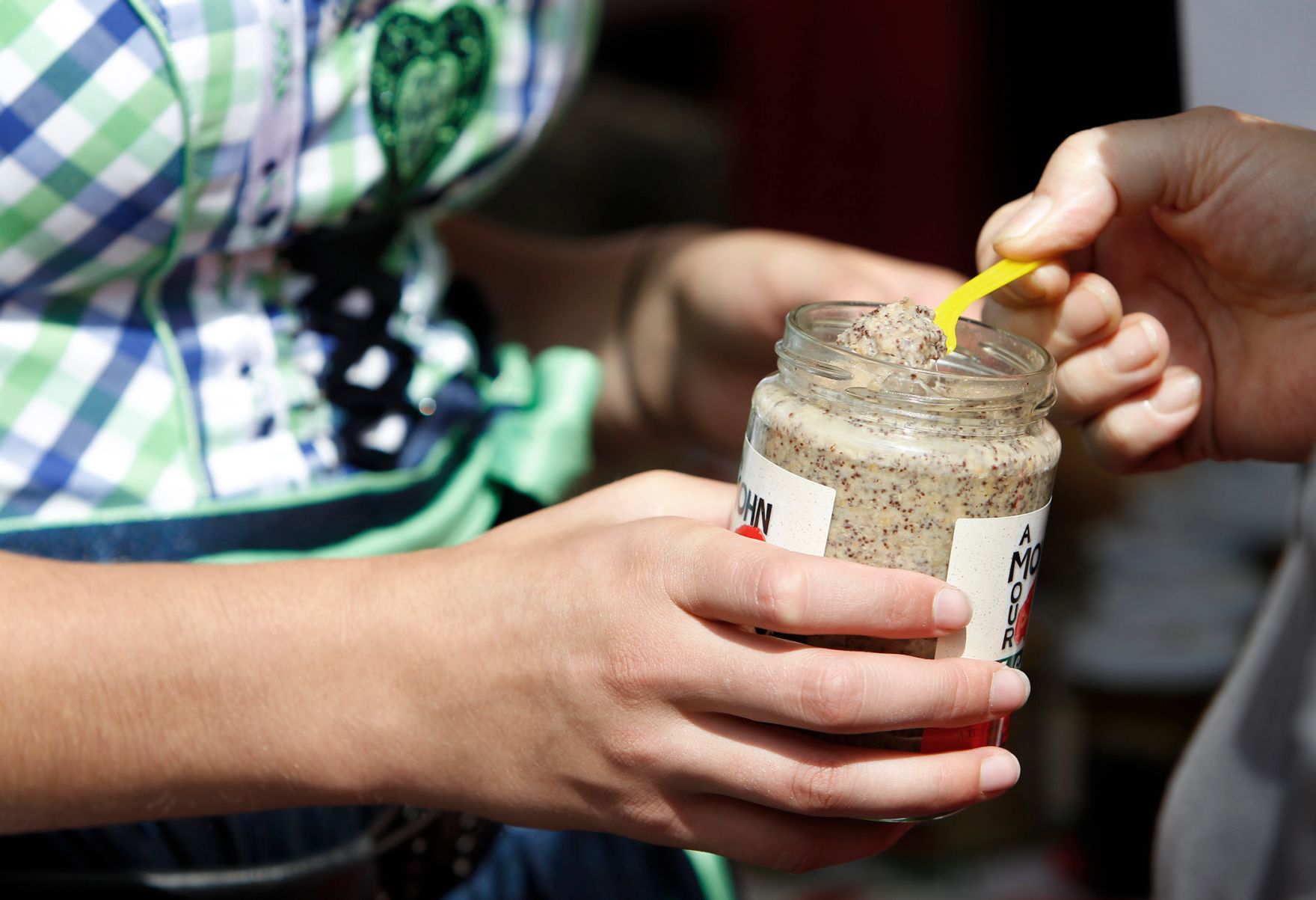 Kostprobe einer Mohnspezialit&auml;t. Schlagworte: Bauernmarkt, Einmachglas, Finger, Frau, Gastronomie, Hand, Lebensmittel, L&ouml;ffel, Markt, Verkostung, Wirtschaft