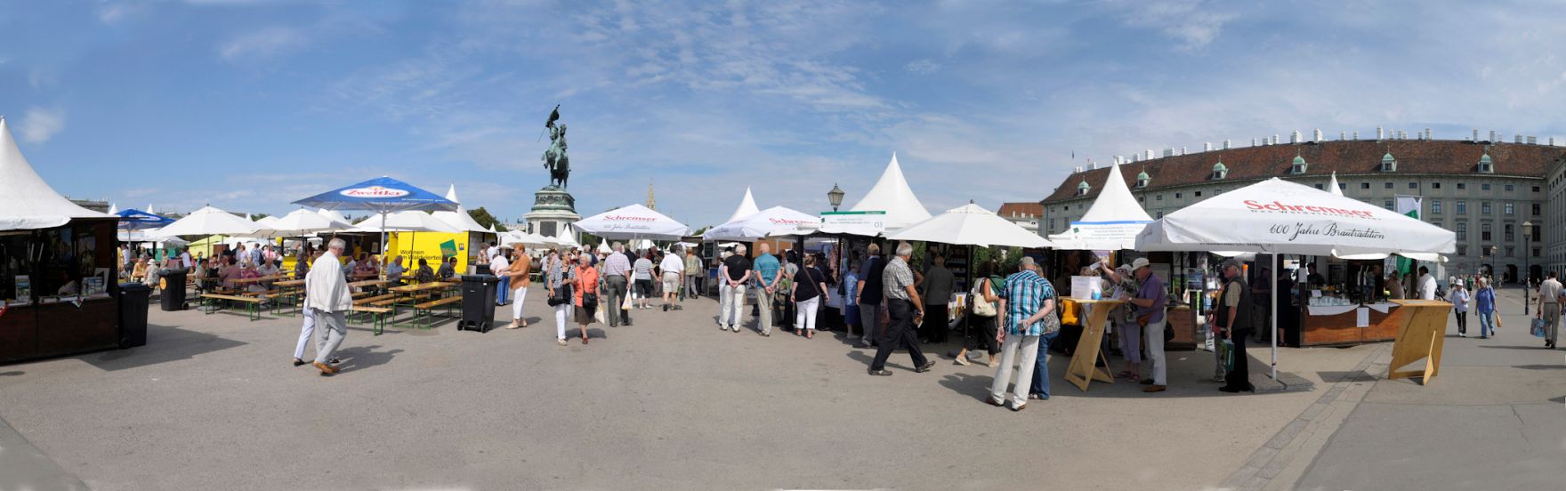 Marktst&auml;nde beim Fest "waldviertelpur" am Heldenplatz. Schlagworte: Denkmal, Erzherzog Karl, Geb&auml;ude, Himmel, Markt, Marktst&auml;nde, Menschen, Reiterstatue, Stadtlandschaft, Wirtschaft, Wolken, Zelte