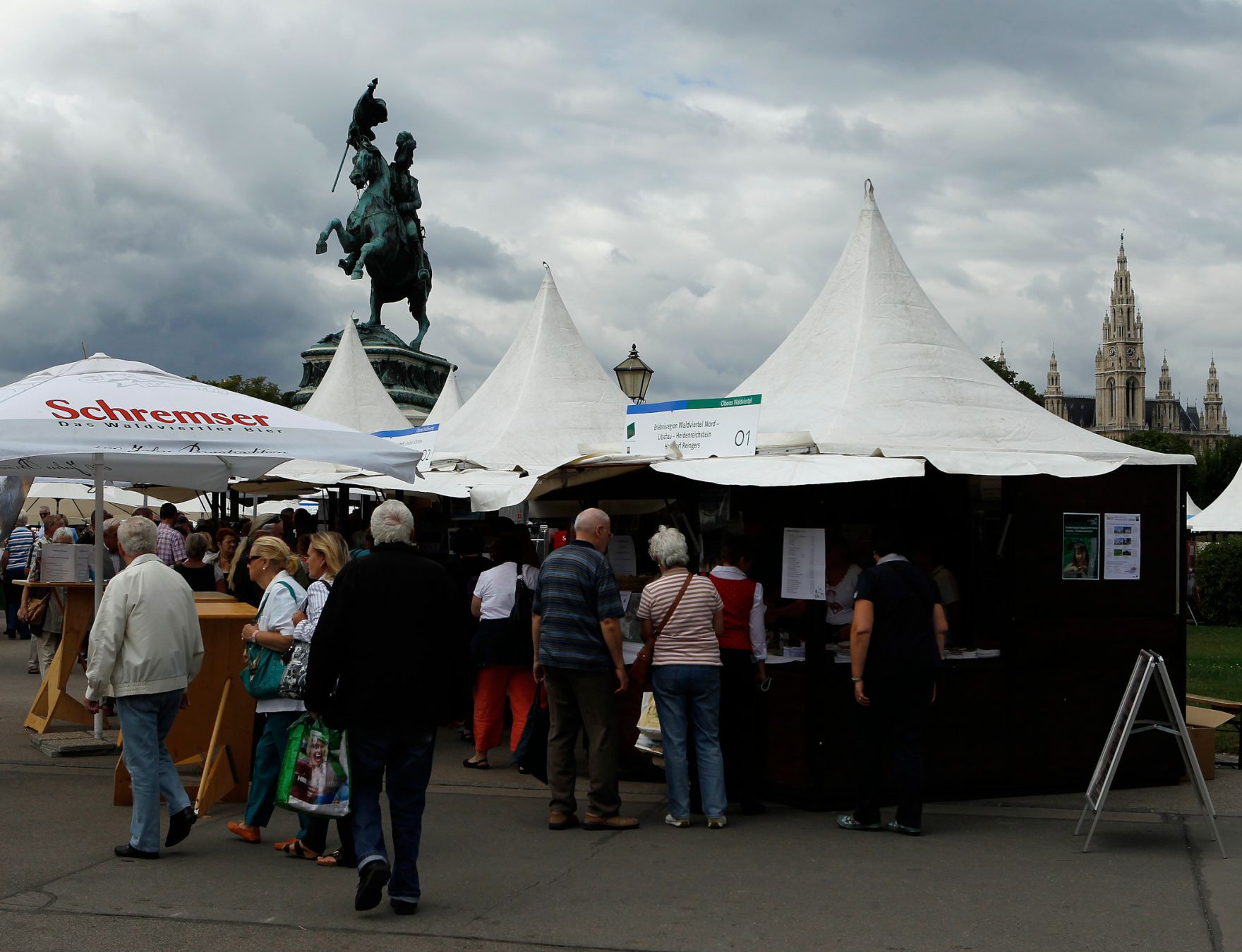 Marktst&auml;nde beim Fest "waldviertelpur" am Heldenplatz. Schlagworte: Denkmal, Erzherzog Karl, Gastronomie, Geb&auml;ude, Himmel, Markt, Marktst&auml;nde, Menschen, Reiterstatue, Stadtlandschaft, Wirtschaft, Wolken, Zelte