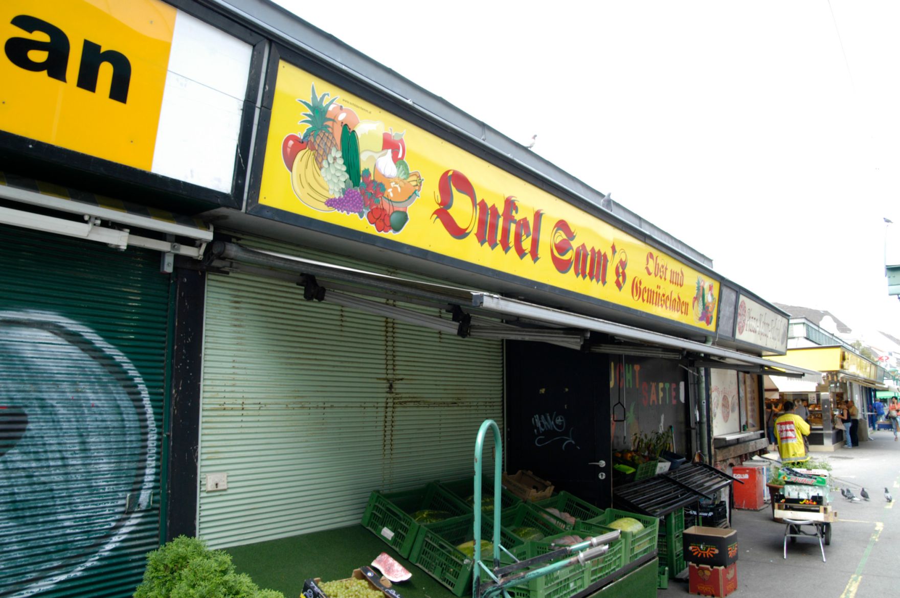 Ein geschlossener Obst- und Gem&uuml;sestand am Naschmarkt in Wien. Schlagworte: Beschriftung, Essen, Geb&auml;ude, Lebensmittel, Markt, Wirtschaft