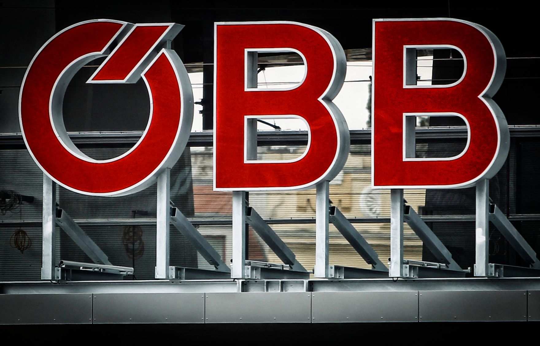 &Ouml;BB-Schriftzug beim Hauptbahnhof in Wien. Schlagworte: Bahn, Beschriftung, Schild, Wirtschaft