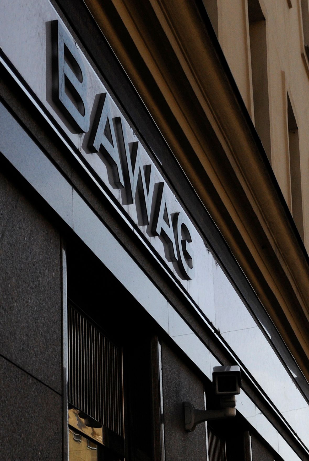 Schriftzug und Sicherheitskamera &uuml;ber dem Eingang einer Bawag-Filiale. Schlagworte: Bank, Beschriftung, Geld, Schild, Wirtschaft