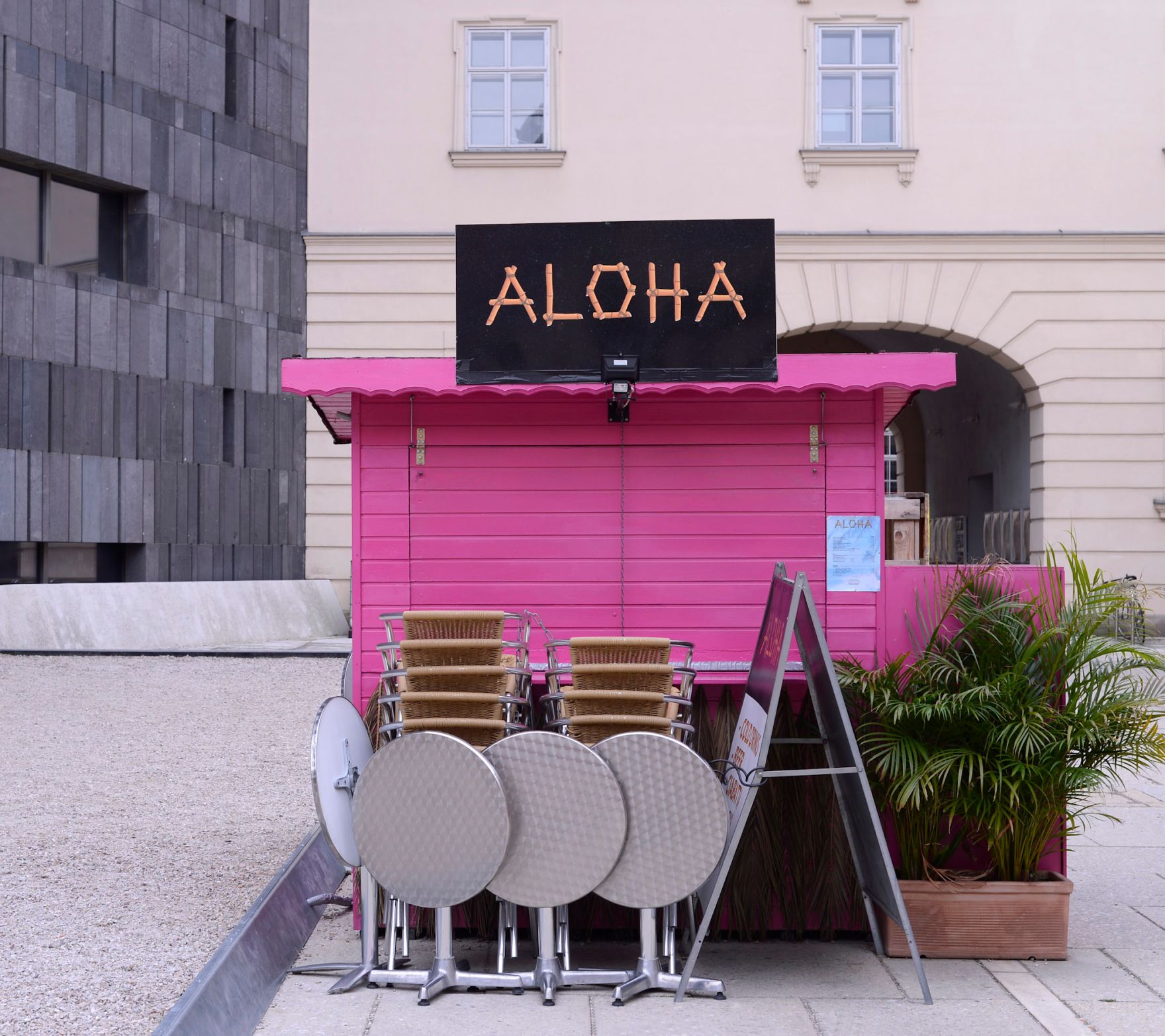 Ein geschlossener Stand namens "ALOHA" im MuseumsQuartier. Schlagworte: Beschriftung, Geb&auml;ude, H&uuml;tte, Schild, Stadtlandschaft, Wirtschaft