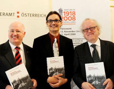PK zur Buchpr&auml;sentation 90 Jahre Republik. (v.r.n.l.) Historiker Lorenz Mikoletzky, TAP-Leiter Martin Kofler und Historiker Stefan Karner.