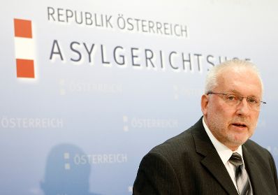 Am 06. Juli 2009 fand die Pressekonferenz zum Jahresbericht des Asylgerichthofes mit dem Pr&auml;sidenten des Asylgerichtshofes Harald Perl (im Bild) und dem Vizepr&auml;sidenten Volker Nowak im Asylgerichtshof statt.