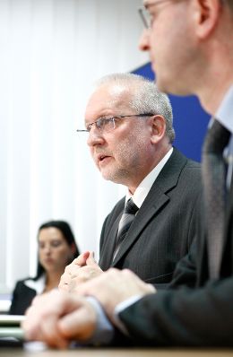 Am 06. Juli 2009 fand die Pressekonferenz zum Jahresbericht des Asylgerichthofes mit dem Pr&auml;sidenten des Asylgerichtshofes Harald Perl (l.) und dem Vizepr&auml;sidenten Volker Nowak (r.) im Asylgerichtshof statt.
