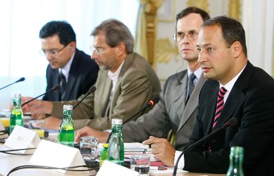 Am 02. Juli 2009 pr&auml;sentierte Staatssekret&auml;r Andreas Schieder in Vertretung des Bundeskanzlers den OECD L&auml;nderbericht &Ouml;sterreich 2009 in einer gemeinsamen Pressekonferenz mit Staatssekret&auml;r Reinhold Lopatka, Bundesministerin Claudia Schmied und Bundesminister Johannes Hahn. Die OECD wurde durch die Leiterin des Bildungsbereiches Direktorin Barbara Ischinger, den f&uuml;r die L&auml;nderpr&uuml;fungen zust&auml;ndigen Direktor Andrew Dean und den Leiter des &Ouml;sterreich-Desks Rauf G&ouml;nenc vertreten. Im Bild (v.l.n.r.) G&ouml;nenc, Hahn, Dean, Schieder.