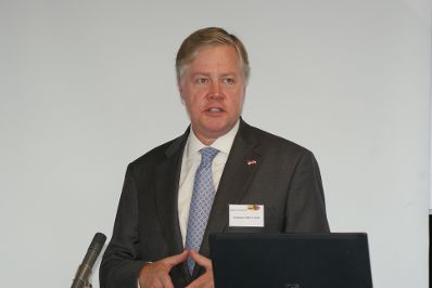 Am 23. und 24. September 2010 lud Radio Afrika TV zum &quot;African Press Day - Internationales Symposium&quot; ins ORF-Zentrum Wien. Im Bild US-Botschafter William C. Eacho bei seiner Er&ouml;ffnungsrede.