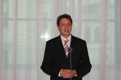 Am 23. und 24. September 2010 lud Radio Afrika TV zum &quot;African Press Day - Internationales Symposium&quot; ins ORF-Zentrum Wien. Im Bild Sektionschef des Bundespressedienstes, Samo Kobenter beim Abendempfang im Bundeskanzleramt.