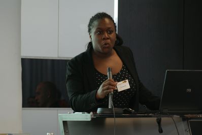 Am 23. und 24. September 2010 lud Radio Afrika TV zum &quot;African Press Day - Internationales Symposium&quot; ins ORF-Zentrum Wien. Im Bild Referentin Clara Akinyosoye (Afrikanet.Info).