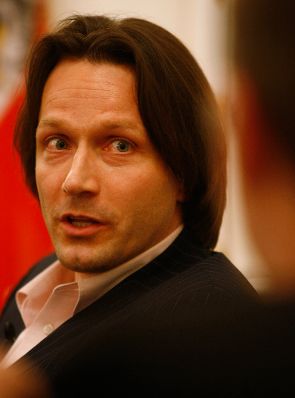 Am 18. M&auml;rz 2010 lud das Medienhaus Wien und der &Ouml;sterreichische Bundespressedienst zur Diskussion &quot;The Future of Journalism&quot; mit Chefredakteur Guardian News &amp; Media, Alan Rusbridger und Chefredakteur von Zeit Online, Wolfgang Blau (im Bild) ins Bundeskanzleramt.