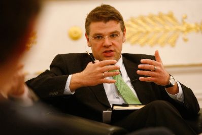 Am 18. M&auml;rz 2010 lud das Medienhaus Wien und der &Ouml;sterreichische Bundespressedienst zur Diskussion &quot;The Future of Journalism&quot; mit Chefredakteur Guardian News &amp; Media, Alan Rusbridger und Chefredakteur von Zeit Online, Wolfgang Blau ins Bundeskanzleramt. Im Bild Moderator Matthias Karmasin (Universit&auml;t Klagenfurt/Medienhaus Wien).