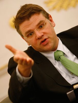 Am 18. M&auml;rz 2010 lud das Medienhaus Wien und der &Ouml;sterreichische Bundespressedienst zur Diskussion &quot;The Future of Journalism&quot; mit Chefredakteur Guardian News &amp; Media, Alan Rusbridger und Chefredakteur von Zeit Online, Wolfgang Blau ins Bundeskanzleramt. Im Bild Moderator Matthias Karmasin (Universit&auml;t Klagenfurt/Medienhaus Wien).