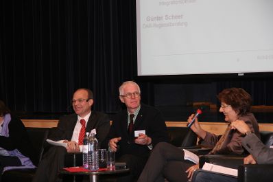 Am 16. und 17. Dezember 2010 lud das Bundeskanzleramt zu einem Dialog zur Raumrelevanz der Integrationspolitik dem &quot;Forum Integration im Raum&quot; ein. Podiumsdiskussion (Schadt, Lugger, Schmeissner-Schmidt)