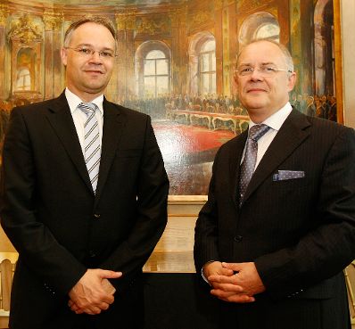 Am 17. Juni 2010 traf der Regierungschef des F&uuml;rstentums Liechtenstein, Klaus Tsch&uuml;tscher (l.) im Rahmen seines Arbeitsbesuchs in Wien, mit Sektionschef Manfred Matzka (r.) zu einem Gespr&auml;ch zum Thema &quot;E-Government&quot; zusammen.