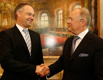 Am 17. Juni 2010 traf der Regierungschef des F&uuml;rstentums Liechtenstein, Klaus Tsch&uuml;tscher (l.) im Rahmen seines Arbeitsbesuchs in Wien, mit Sektionschef Manfred Matzka (r.) zu einem Gespr&auml;ch zum Thema &quot;E-Government&quot; zusammen.