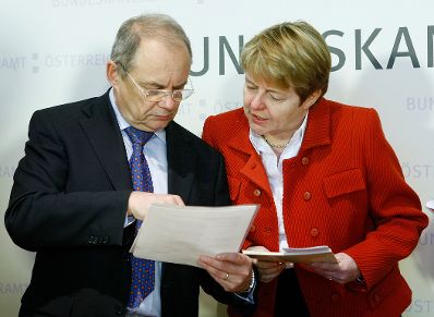 Am 15. J&auml;nner 2010 fand im Haus-, Hof- und Staatsarchiv eine Pressekonferenz zum Thema &quot;Das elektronische Ged&auml;chtnis &Ouml;sterreichs - Errichtung des Digitalen Langzeitarchivs des Bundes&quot; statt. Im Bild (L) Manfred Matzka (Sektionschef im Bundeskanzleramt) mit Brigitte Ederer (Generaldirektorin Siemens &Ouml;sterreich).