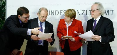 Am 15. J&auml;nner 2010 fand im Haus-, Hof- und Staatsarchiv eine Pressekonferenz zum Thema &quot;Das elektronische Ged&auml;chtnis &Ouml;sterreichs - Errichtung des Digitalen Langzeitarchivs des Bundes&quot; statt. Im Bild (v.L.n.R.) Christian Rupp (Plattform &quot;Digitales &Ouml;sterreich&quot; im Bundeskanzleramt), Manfred Matzka (Sektionschef im Bundeskanzleramt), Brigitte Ederer (Generaldirektorin Siemens &Ouml;sterreich) und Lorenz Mikoletzky (Generaldirektor &Ouml;sterreichisches Staatsarchiv).