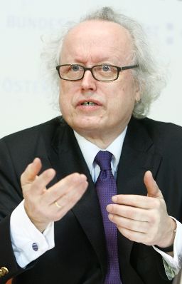 Am 15. J&auml;nner 2010 fand im Haus-, Hof- und Staatsarchiv eine Pressekonferenz zum Thema &quot;Das elektronische Ged&auml;chtnis &Ouml;sterreichs - Errichtung des Digitalen Langzeitarchivs des Bundes&quot; statt. Im Bild Lorenz Mikoletzky (Generaldirektor &Ouml;sterreichisches Staatsarchiv).