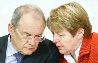 Am 15. J&auml;nner 2010 fand im Haus-, Hof- und Staatsarchiv eine Pressekonferenz zum Thema &quot;Das elektronische Ged&auml;chtnis &Ouml;sterreichs - Errichtung des Digitalen Langzeitarchivs des Bundes&quot; statt. Im Bild (L) Manfred Matzka (Sektionschef im Bundeskanzleramt) mit Brigitte Ederer (Generaldirektorin Siemens &Ouml;sterreich).