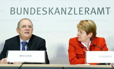 Am 15. J&auml;nner 2010 fand im Haus-, Hof- und Staatsarchiv eine Pressekonferenz zum Thema &quot;Das elektronische Ged&auml;chtnis &Ouml;sterreichs - Errichtung des Digitalen Langzeitarchivs des Bundes&quot; statt. Im Bild (L) Manfred Matzka (Sektionschef im Bundeskanzleramt) mit Brigitte Ederer (Generaldirektorin Siemens &Ouml;sterreich).
