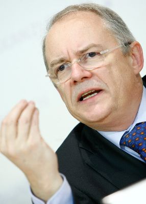 Am 15. J&auml;nner 2010 fand im Haus-, Hof- und Staatsarchiv eine Pressekonferenz zum Thema &quot;Das elektronische Ged&auml;chtnis &Ouml;sterreichs - Errichtung des Digitalen Langzeitarchivs des Bundes&quot; statt. Im Bild Manfred Matzka (Sektionschef im Bundeskanzleramt).