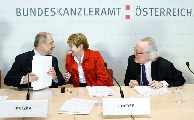 Am 15. J&auml;nner 2010 fand im Haus-, Hof- und Staatsarchiv eine Pressekonferenz zum Thema &quot;Das elektronische Ged&auml;chtnis &Ouml;sterreichs - Errichtung des Digitalen Langzeitarchivs des Bundes&quot; statt. Im Bild (v.L.n.R.) Manfred Matzka (Sektionschef im Bundeskanzleramt), Brigitte Ederer (Generaldirektorin Siemens &Ouml;sterreich) und Lorenz Mikoletzky (Generaldirektor &Ouml;sterreichisches Staatsarchiv).
