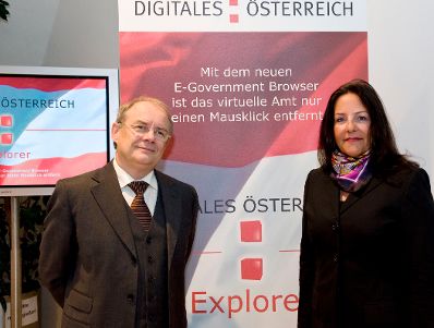 Am 1. Juni 2010 fand im Bundeskanzleramt eine Pressekonferenz zum Thema &quot;Digitales &Ouml;sterreich Explorer - Der erste E-Government Browser &Ouml;sterreichs stellt sich vor&quot; statt. Im Bild Manfred Matzka, Sektionschef im Bundeskanzleramt mit Petra Jenner, Gesch&auml;ftsf&uuml;hrerin von Microsoft &Ouml;sterreich.