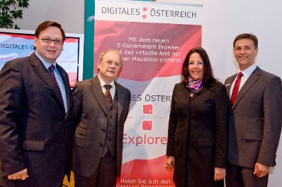 Am 1. Juni 2010 fand im Bundeskanzleramt eine Pressekonferenz zum Thema &quot;Digitales &Ouml;sterreich Explorer - Der erste E-Government Browser &Ouml;sterreichs stellt sich vor&quot; statt. Im Bild (v.L.n.R.) Christian Rupp, Sprecher der Plattform Digitales &Ouml;sterreich im Bundeskanzleramt, Manfred Matzka, Sektionschef im Bundeskanzleramt, Petra Jenner, Gesch&auml;ftsf&uuml;hrerin von Microsoft &Ouml;sterreich und Robert Lampl, Leiter des Gesch&auml;ftsbereichs Online Services &amp; Windows von Microsoft &Ouml;sterreich.