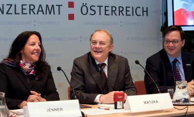 Am 1. Juni 2010 fand im Bundeskanzleramt eine Pressekonferenz zum Thema &quot;Digitales &Ouml;sterreich Explorer - Der erste E-Government Browser &Ouml;sterreichs stellt sich vor&quot; statt. Im Bild (v.L.n.R.) Petra Jenner, Gesch&auml;ftsf&uuml;hrerin von Microsoft &Ouml;sterreich, Manfred Matzka, Sektionschef im Bundeskanzleramt und Christian Rupp, Sprecher der Plattform Digitales &Ouml;sterreich im Bundeskanzleramt.